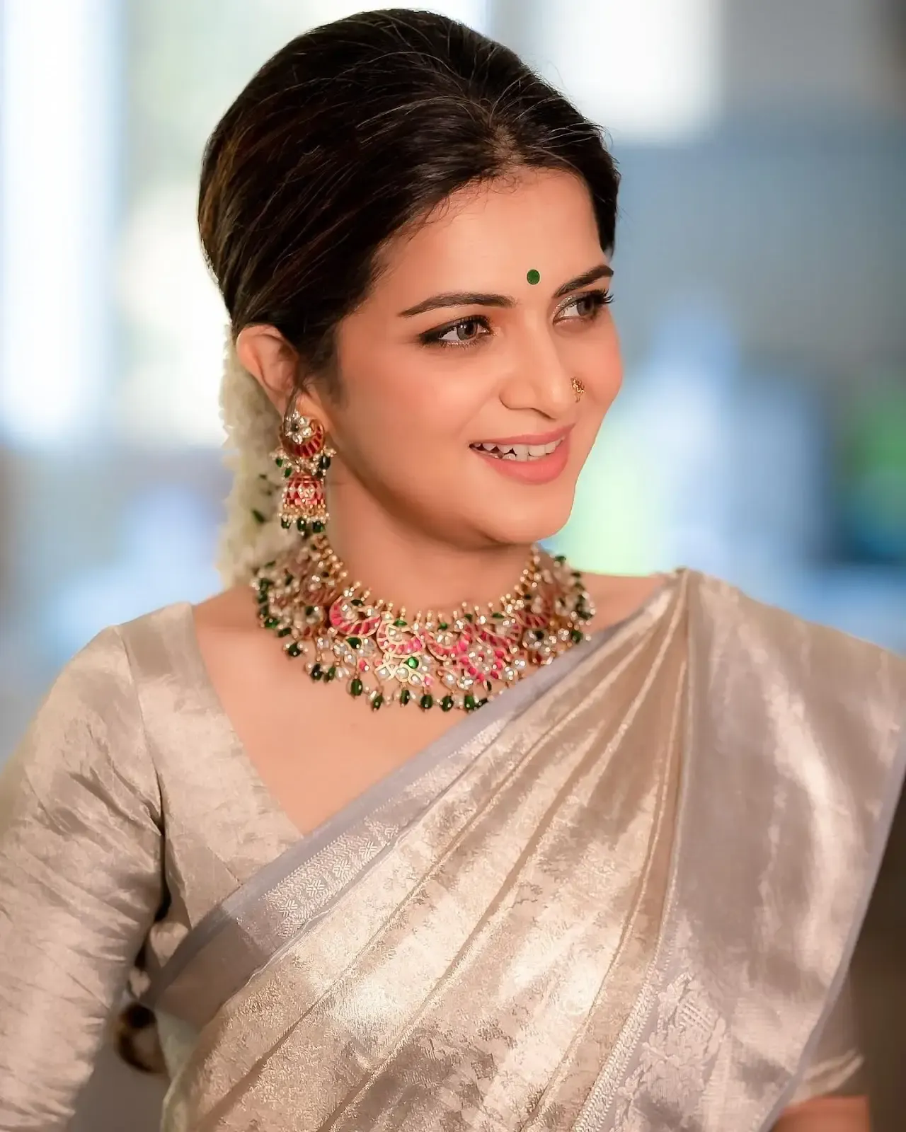 SOUTH INDIAN TV ACTRESS DHIVYADHARSHINI PHOTOSHOOT IN WHITE SAREE 4